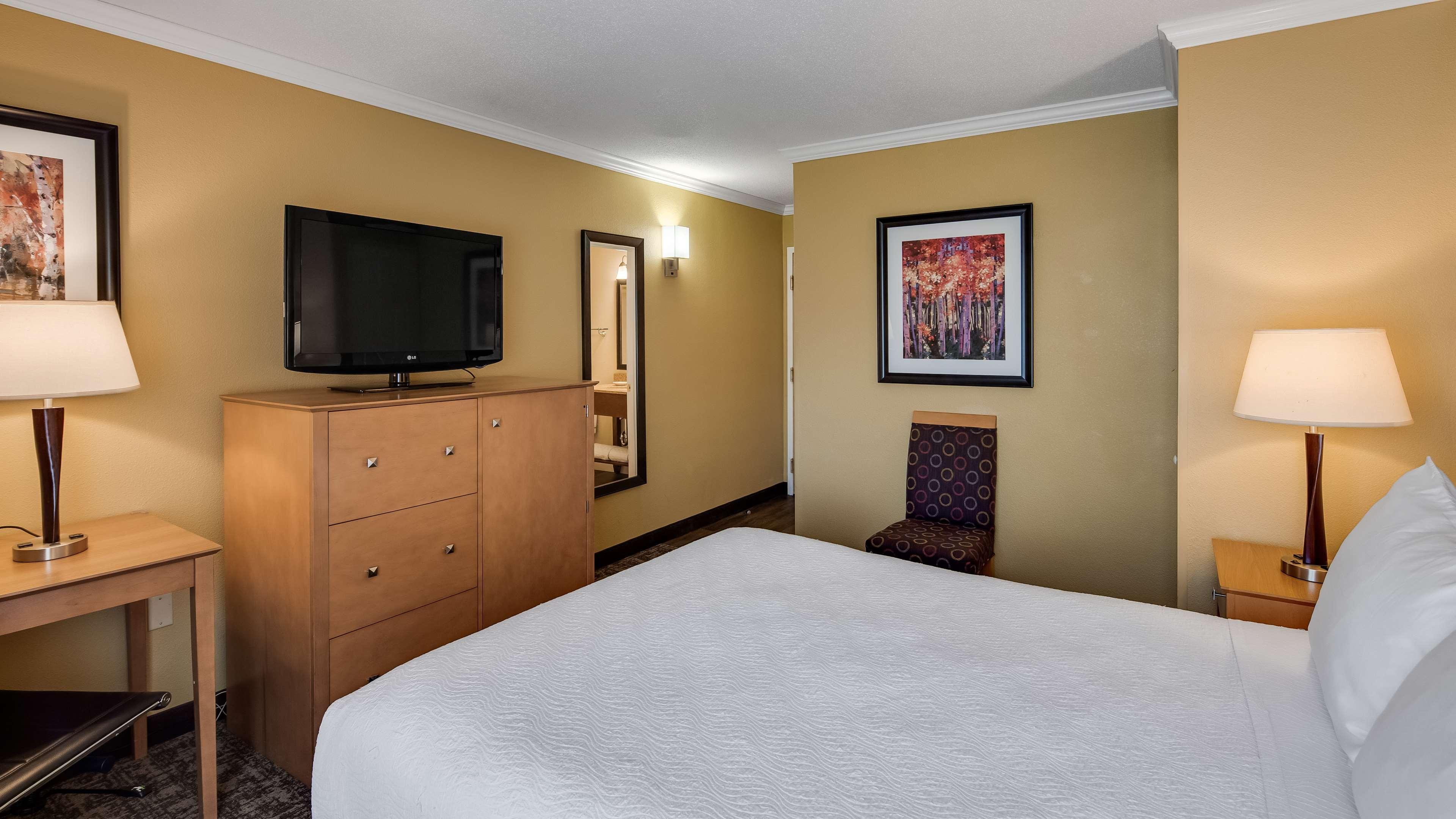 Best Western Plus Windjammer Inn & Conference Center Burlington Bagian luar foto