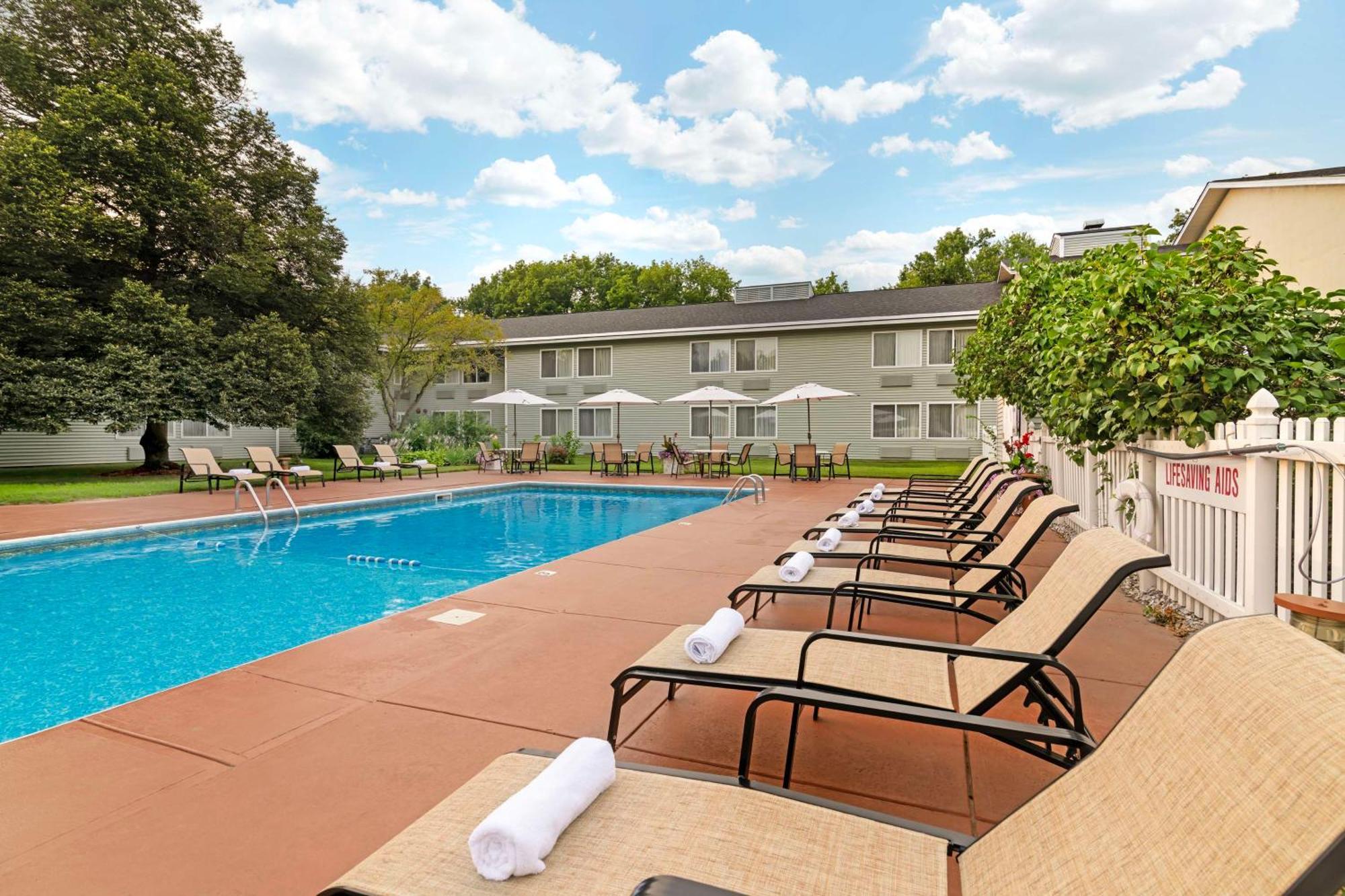 Best Western Plus Windjammer Inn & Conference Center Burlington Bagian luar foto