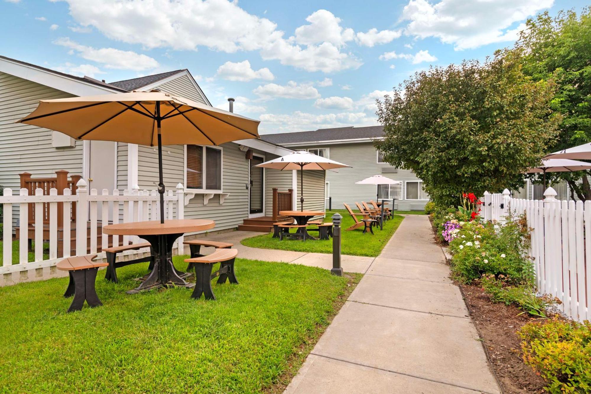 Best Western Plus Windjammer Inn & Conference Center Burlington Bagian luar foto